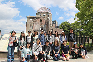 原爆ドームの前で