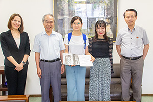 学長と記念撮影