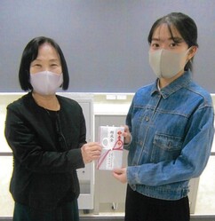 活動助成金を受け取る三ツ川栞奈さん