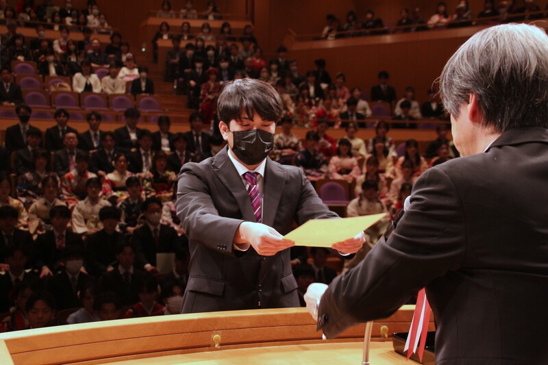学位記受領（日文研究科　槇原）