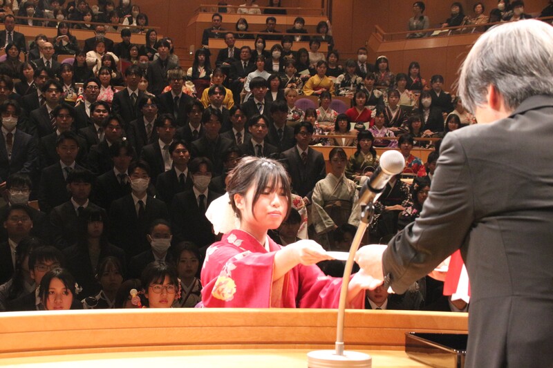 学位記受領（経済情報　森脇）