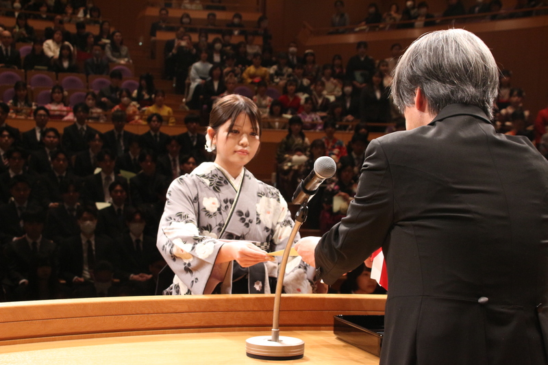 学位記受領（美術　羽生）