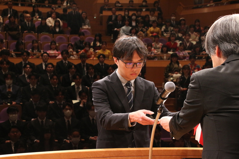 学位記受領（経情研究科　劉）