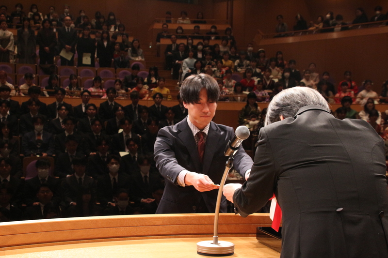 学位記受領（美術研究科　川口）