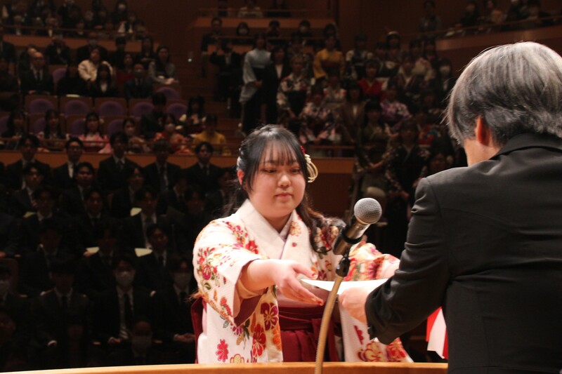 	学位記受領（日文　吉岡）