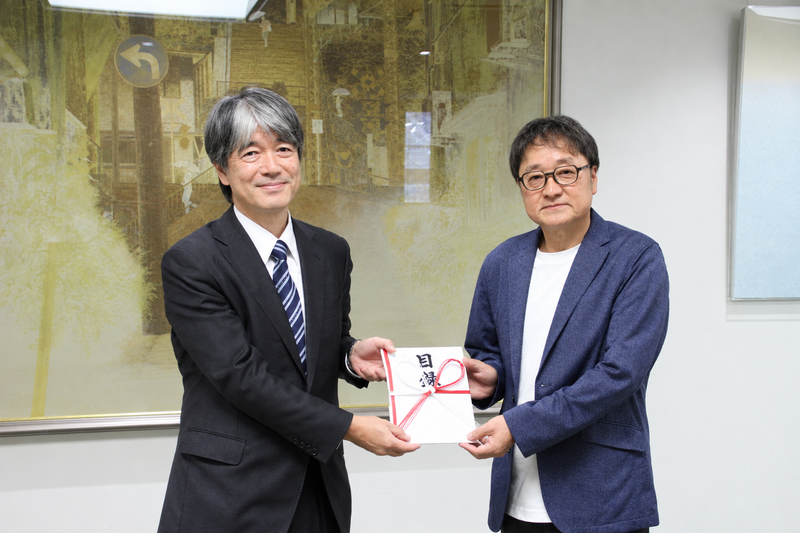 目録授与の様子(株式会社恵泉ホールディングス様より) 目録授与の様子(株式会社恵泉ホールディングス様より)